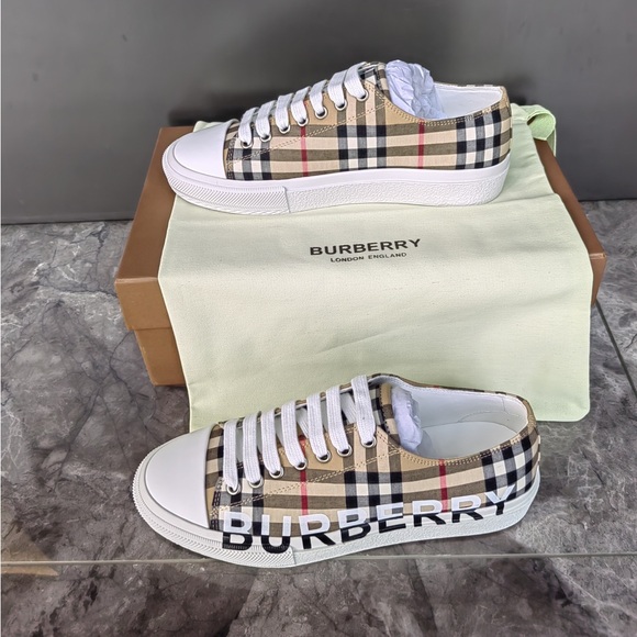 Burberry Canvas shoes for women - Picture 1 of 8